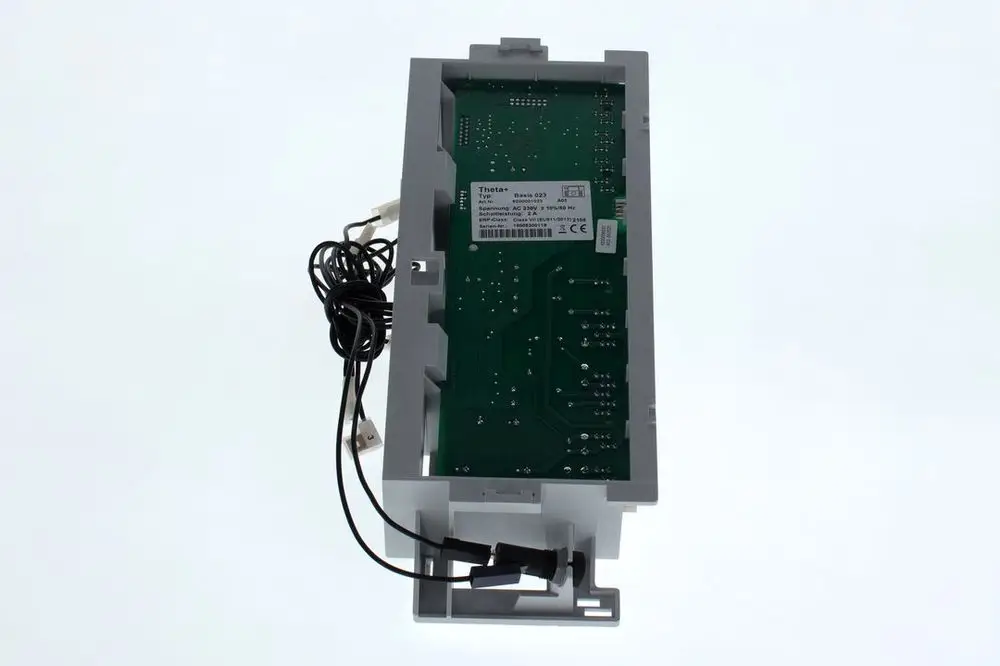 Circuit board von Bosch in grauem Gehäuse mit mehreren Anschlusskabeln, montiert und sichtbar.
